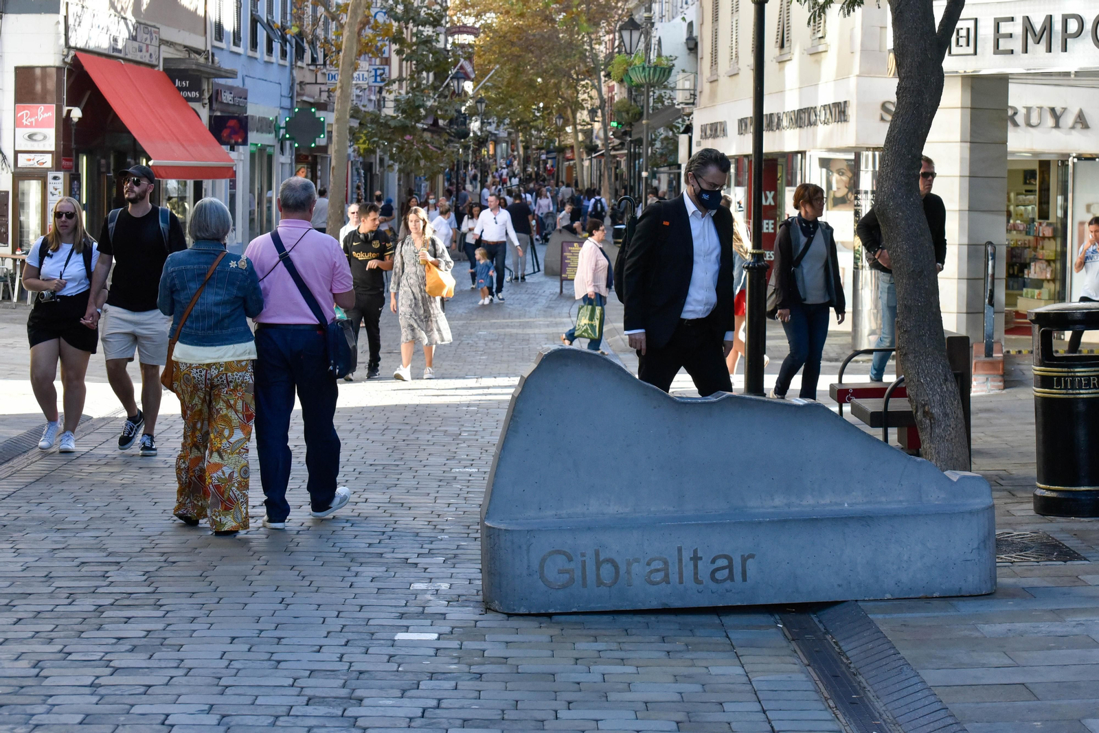 Varias personas caminan por la calle Real de Gibraltar.