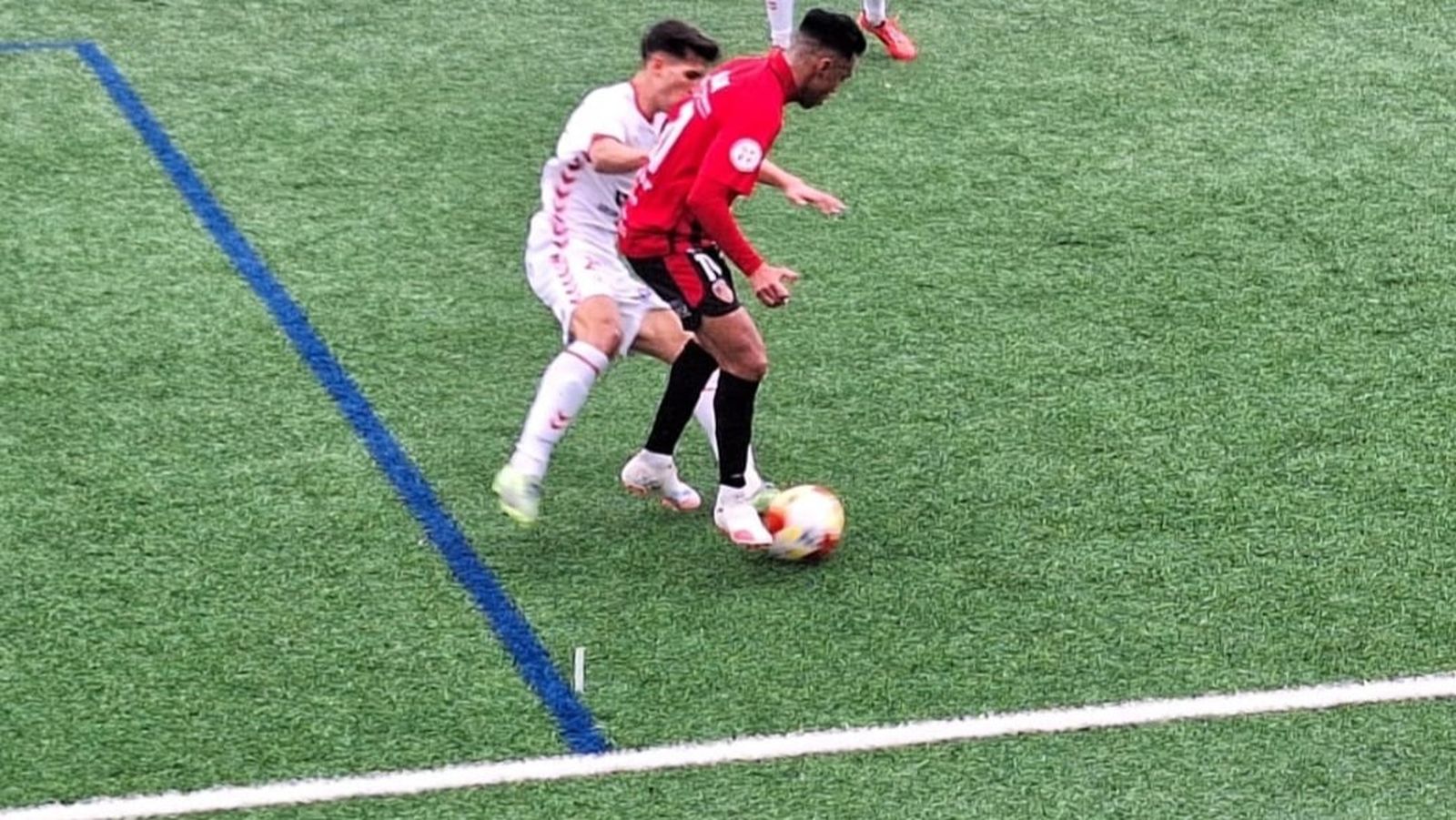 Alan Araiza controla el balón en presencia de un jugador del Antoniano.