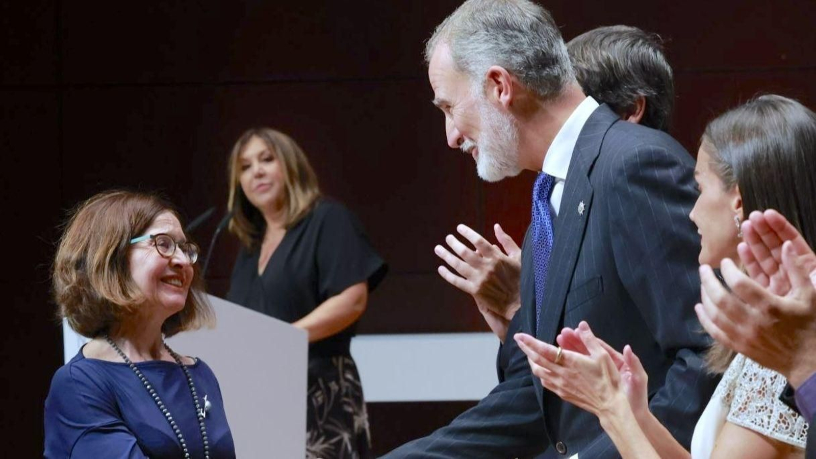 Encarnación Lemus junto al rey Felipe VI y la reina Letizia.