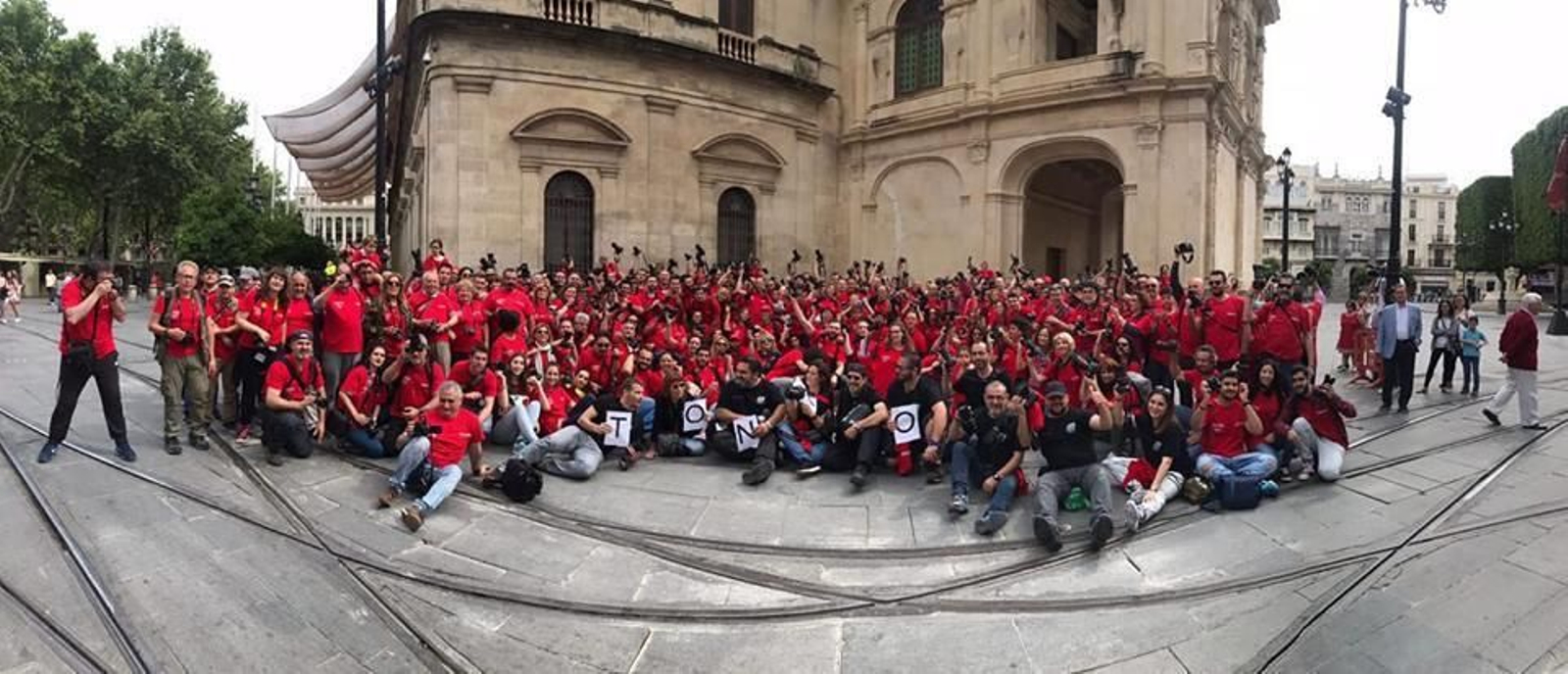 Los participantes de la edición pasada ante el Ayuntamiento.