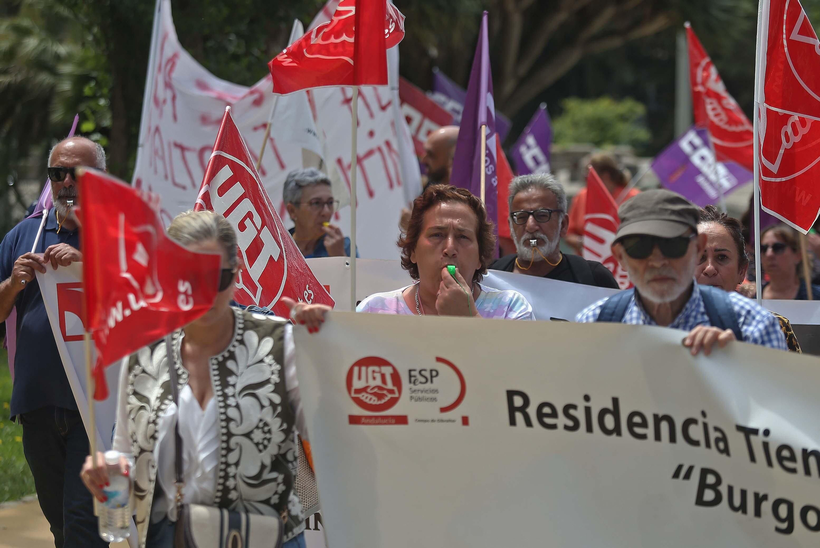 La manifestación de la plantilla de la residencia de Tiempo Libre de La Línea, en imágenes