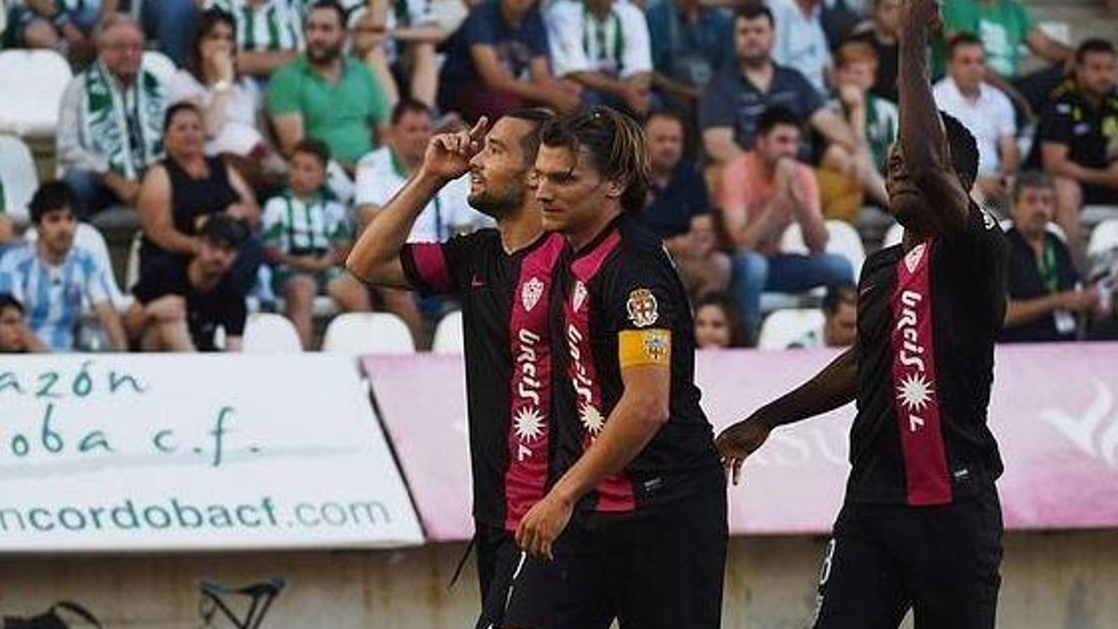 Quique, Duba y Azeez celebran el 0-1 en El Arcángel.