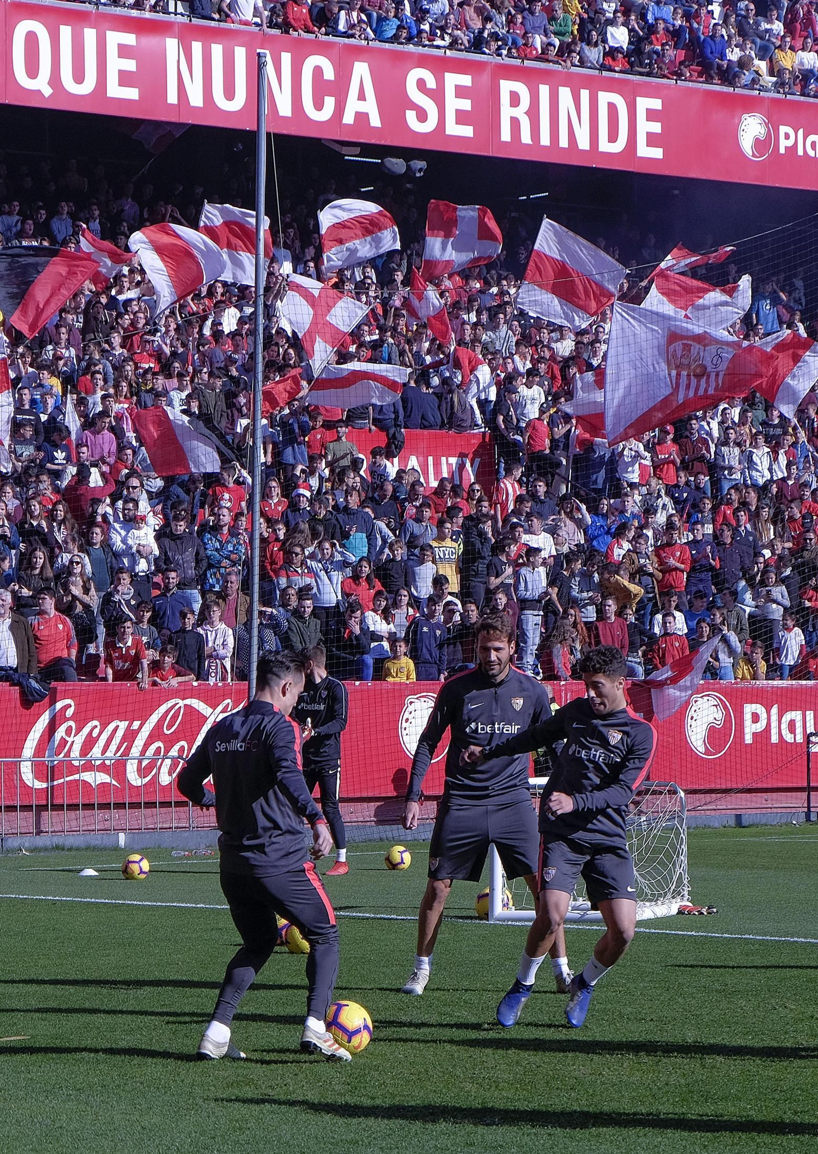 Multitudinario entrenamiento a puerta abierta del Sevilla en el Sánchez-Pizjuán