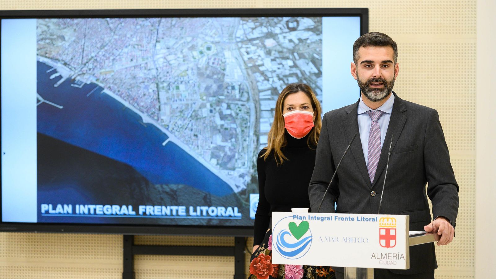 El alcalde y la concejal de Urbanismo y e, en la presentación del Plan Integral Frente Litoral ‘A Mar Abierto’. El alcalde y la concejal de Urbanismo y e, en la presentación del Plan Integral Frente Litoral ‘A Mar Abierto’.