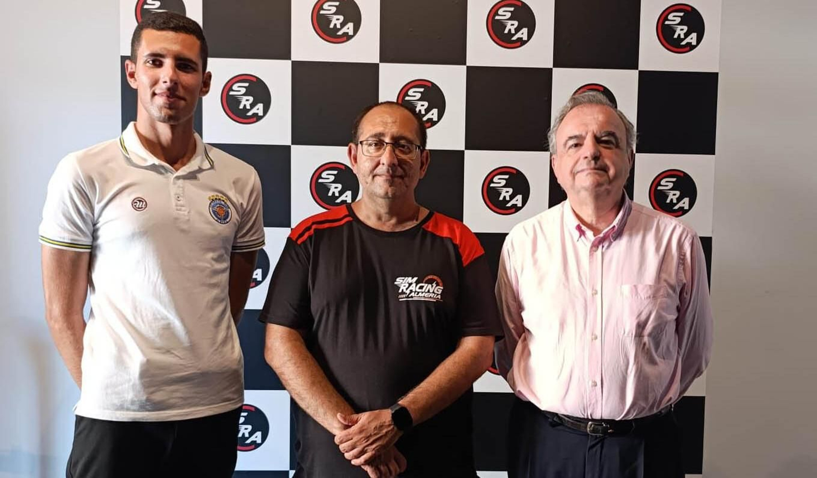 Representantes del Automóvil Club de Almería y de Sim Racing Almería posan tras el acuerdo de colaboración alcanzado. Representantes del Automóvil Club de Almería y de Sim Racing Almería posan tras el acuerdo de colaboración alcanzado.