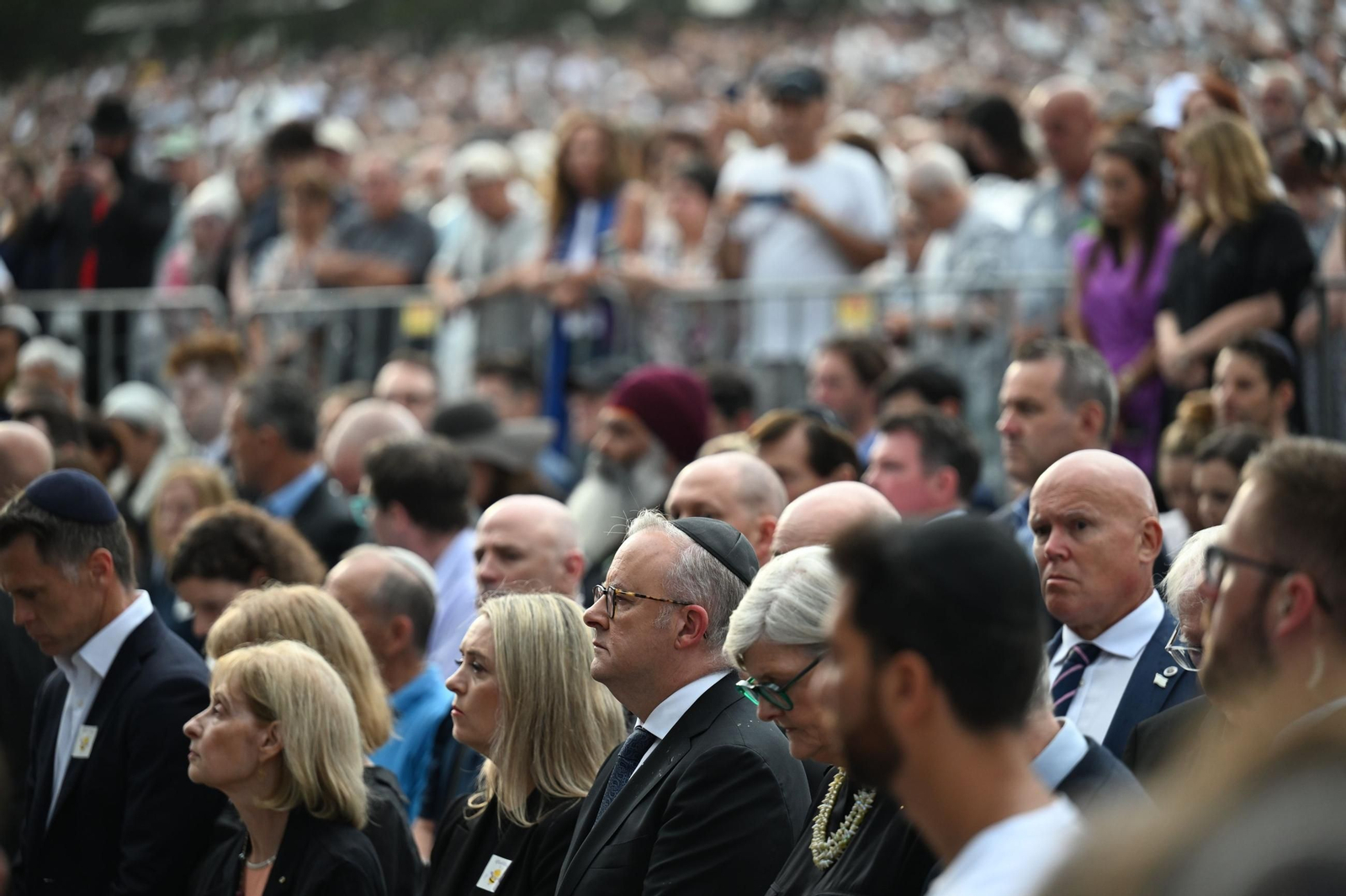 Anthony Albanese, primer ministro australiano, en el centro de la imagen durante el homenaje a las víctimas del ataque de Sidney del 14 de diciembre.