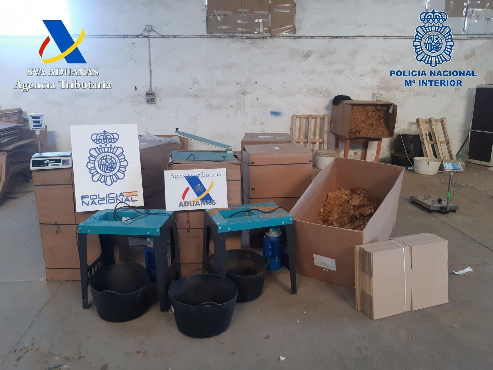 Material intervenido en la fábrica ilegal de picadura de tabaco de Villarrubia, en Córdoba.