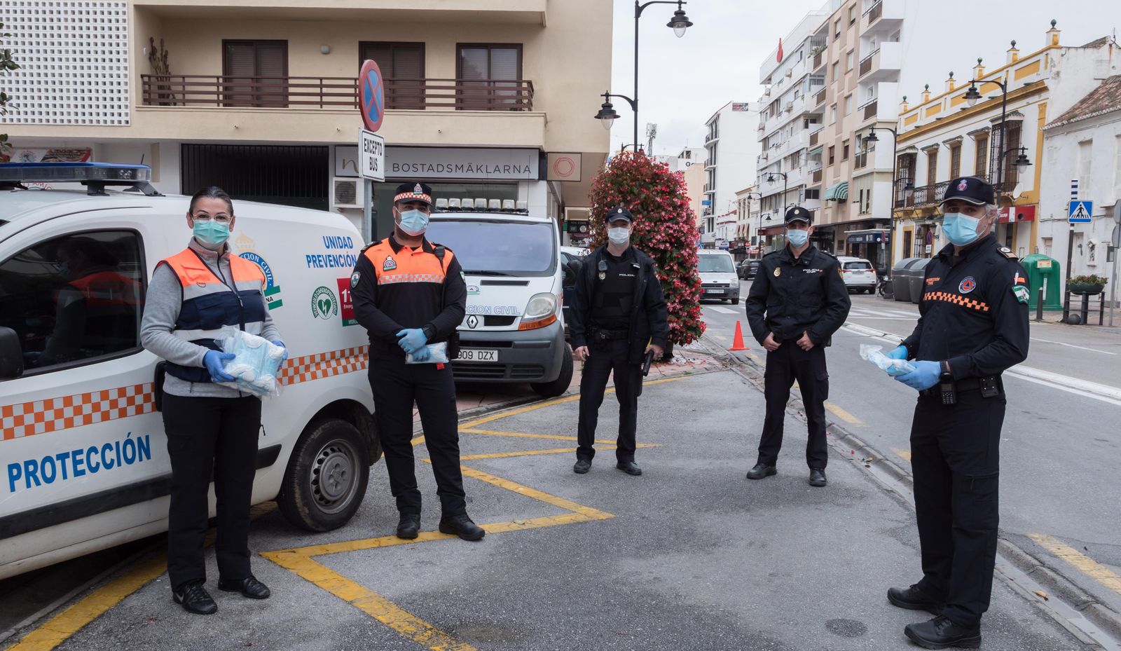Voluntarios de Protección Civil de Estepona han repartido mascarillas a los usuarios del transporte urbano.