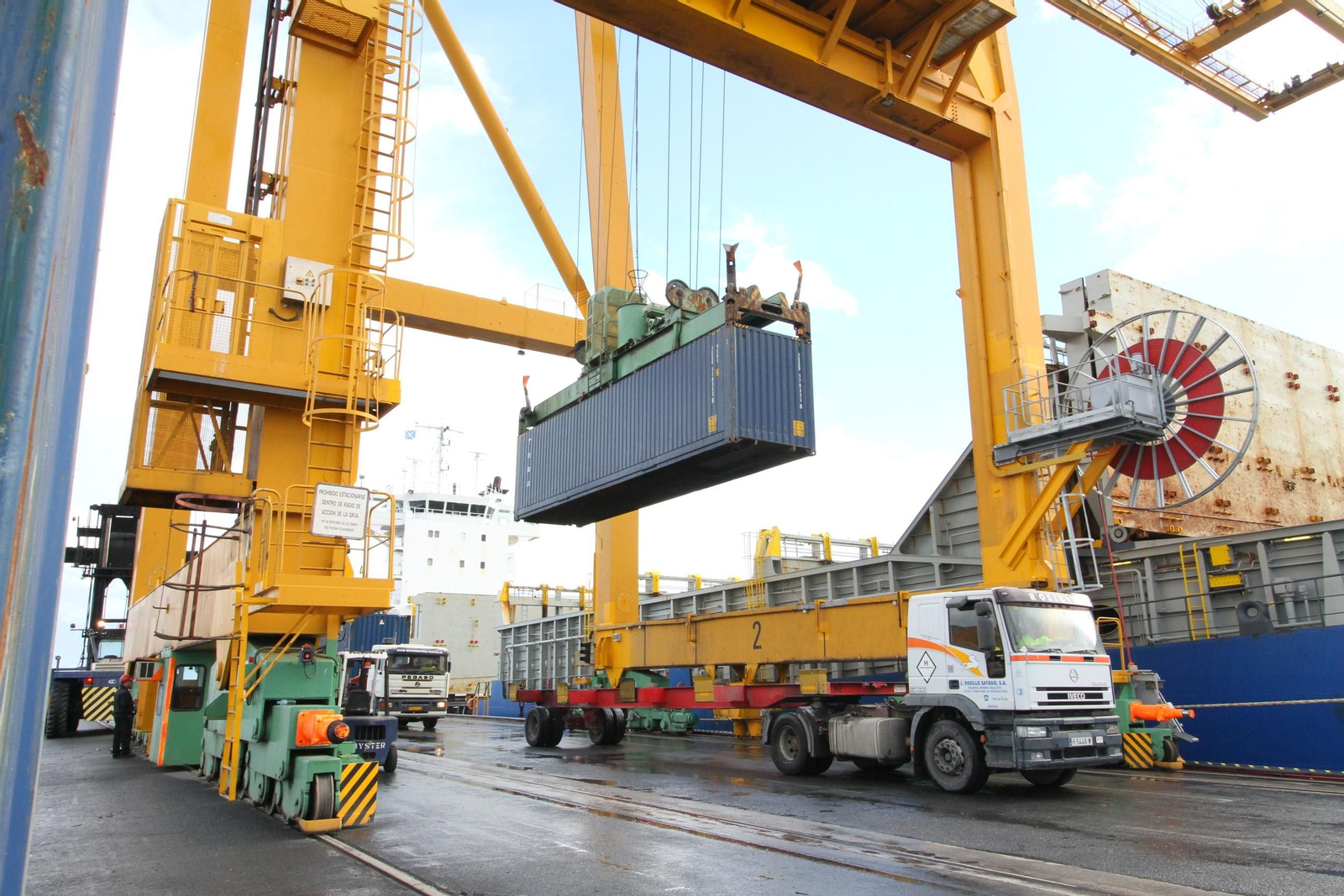 Carga de contenedores en la terminal del Puerto de Huelva.