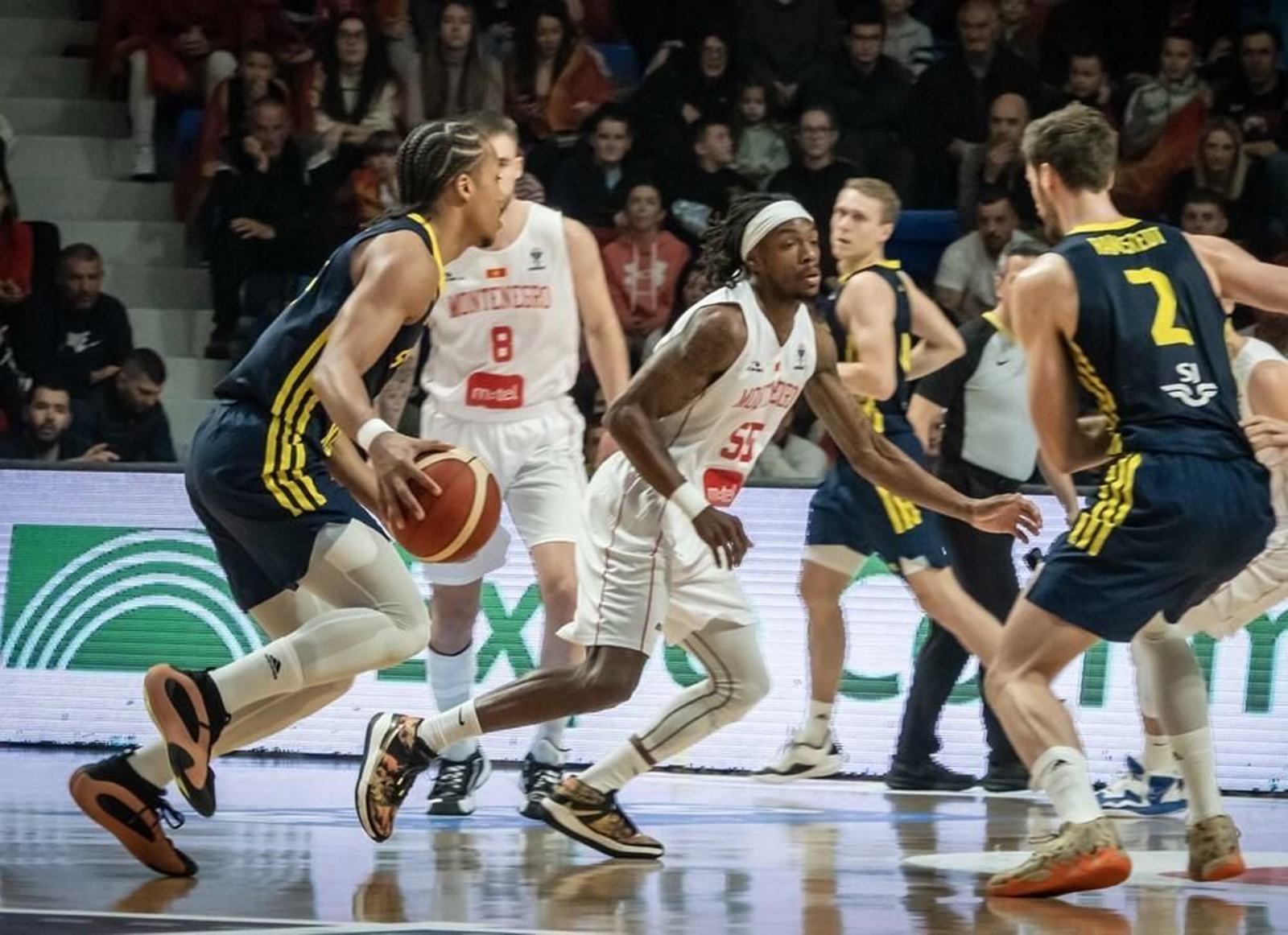 Kendrick Perry se exhibe con Montenegro