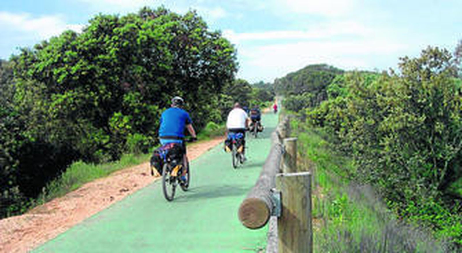 Tramo asfaltado de la Vía Verde de Los Molinos de Agua, que discurre entre las localidades de San Juan del Puerto y Valverde del Camino.