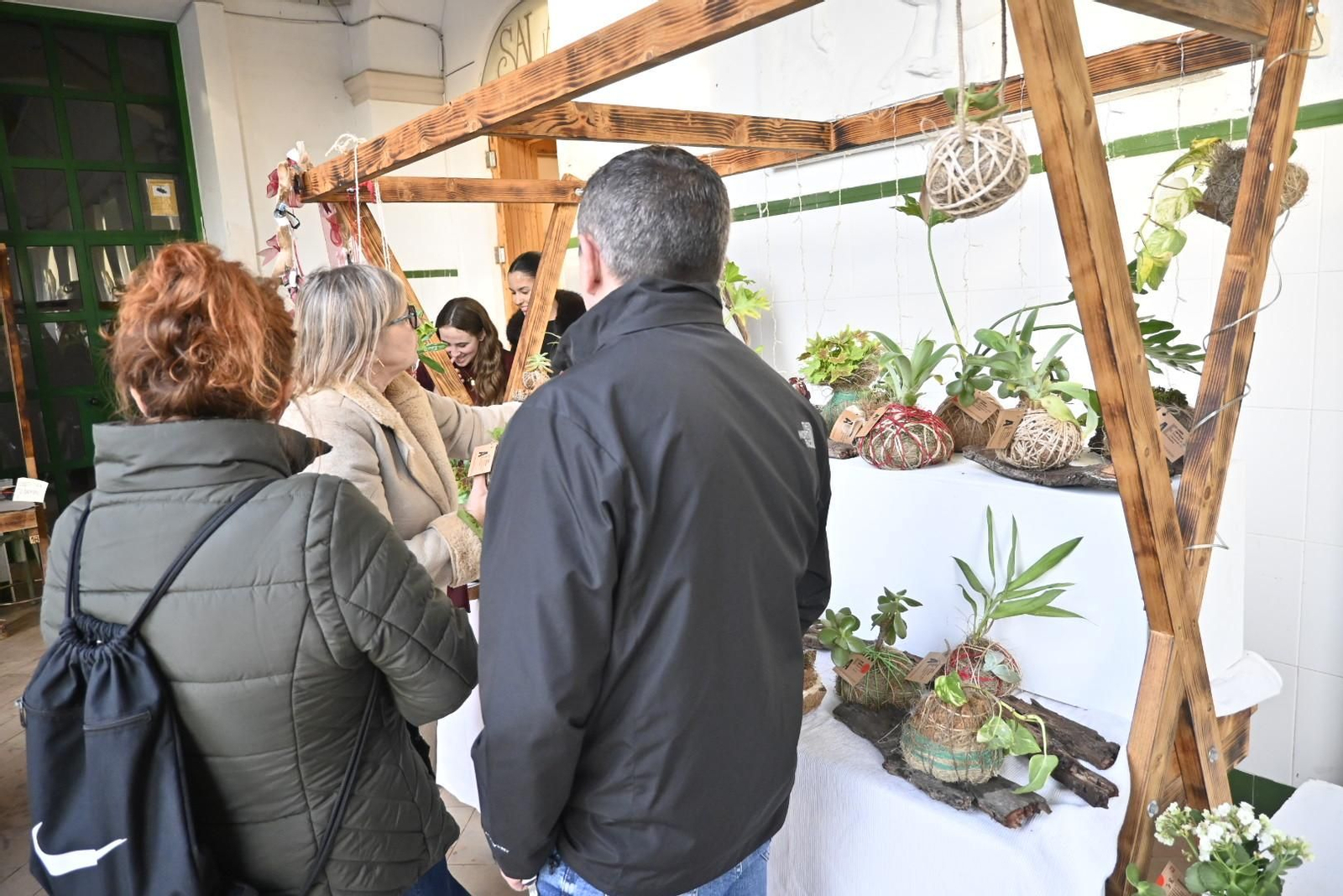 Imágenes del tradicional mercadillo de navidad de la escuela de arte León Ortega