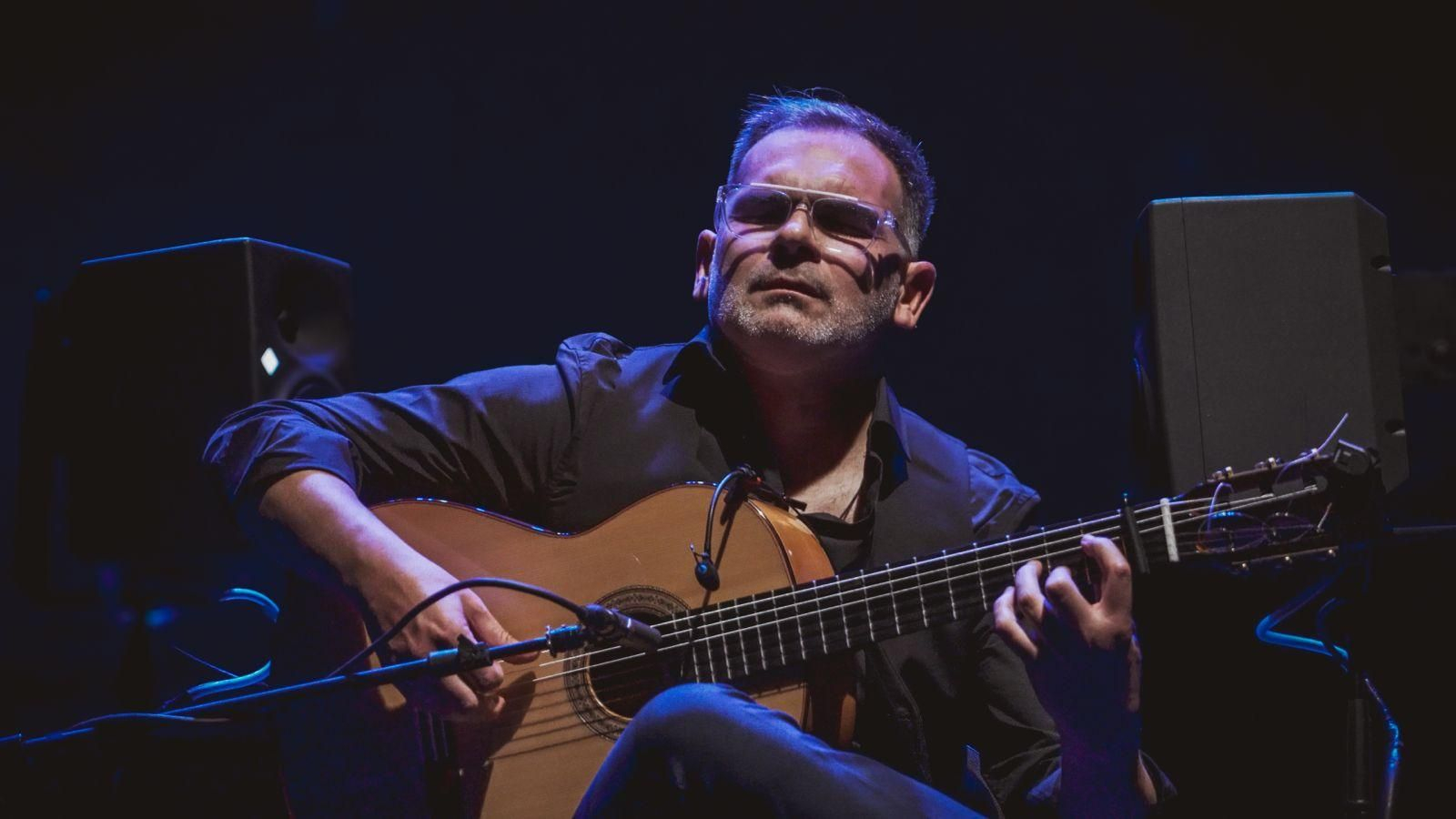 Chico Gallardo durante su actuación en el Teatro Salvador Távora de Almonte. Chico Gallardo durante su actuación en el Teatro Salvador Távora de Almonte.