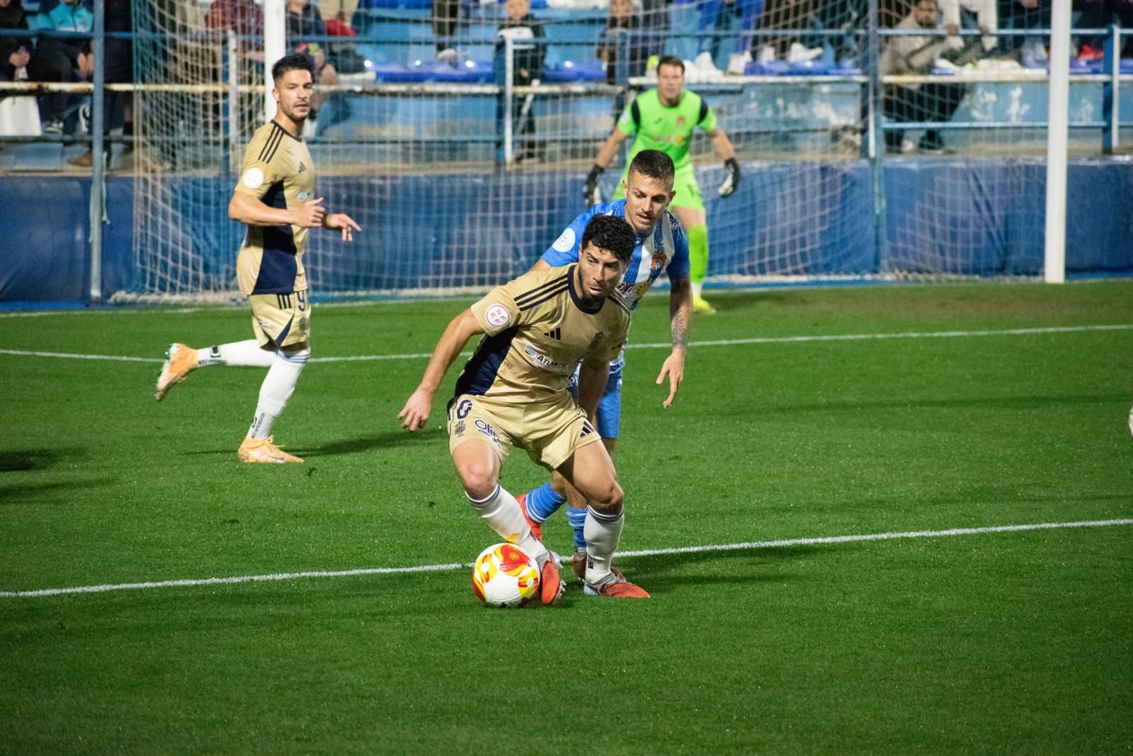 Un rival presiona a Pepe Mena.