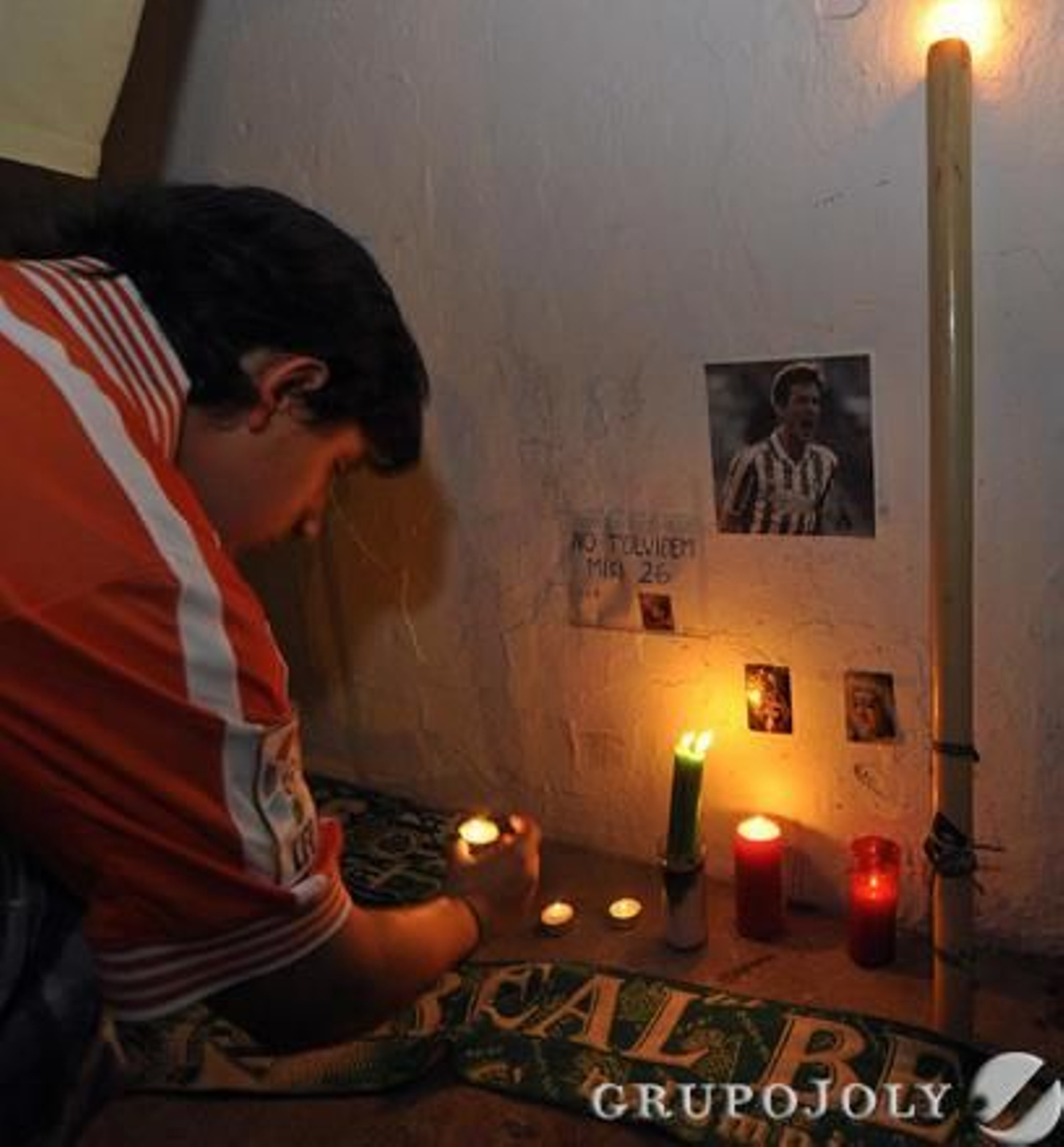 Decenas de béticos se concentraron en los alrededores del Benito Villamarín con fotos del jugador, banderas del Betis y velas el día de su muerte.

Foto: Manuel Gómez