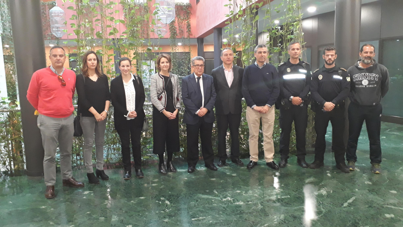 La jefa provincial de la DGT con el subdelegado del Gobierno, responsables del Ayuntamiento, del IES y la Policía.