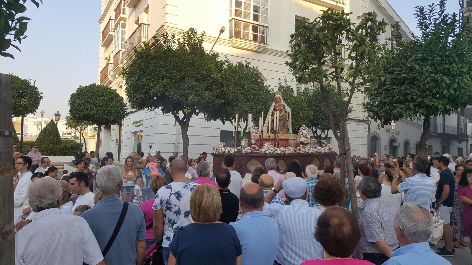 Un momento de la salida procesional de la imagen de Santa Ana, poco después de iniciar su recorrido.