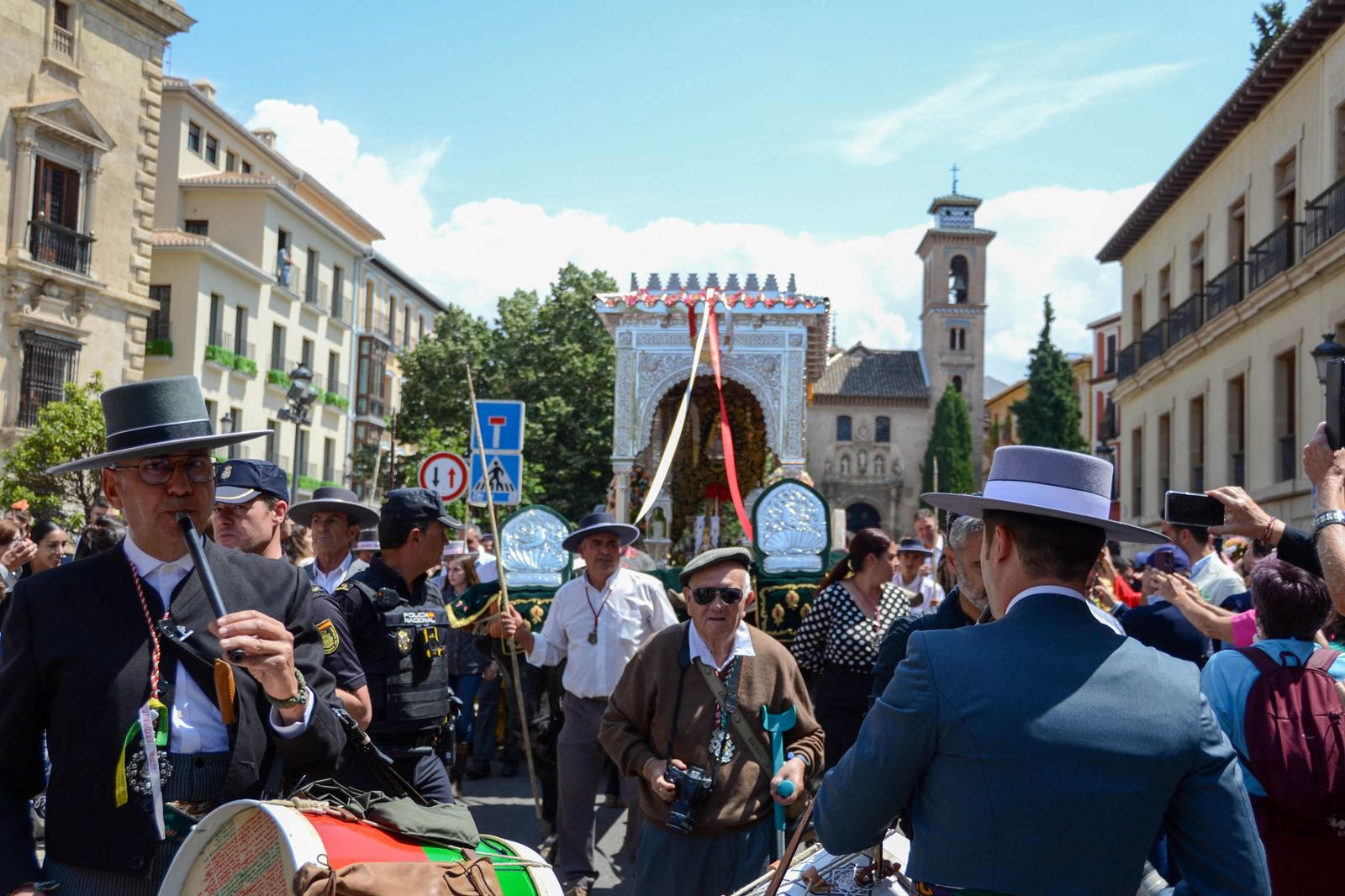 La salida de la Hermandad del Rocío de Granada, en imágenes