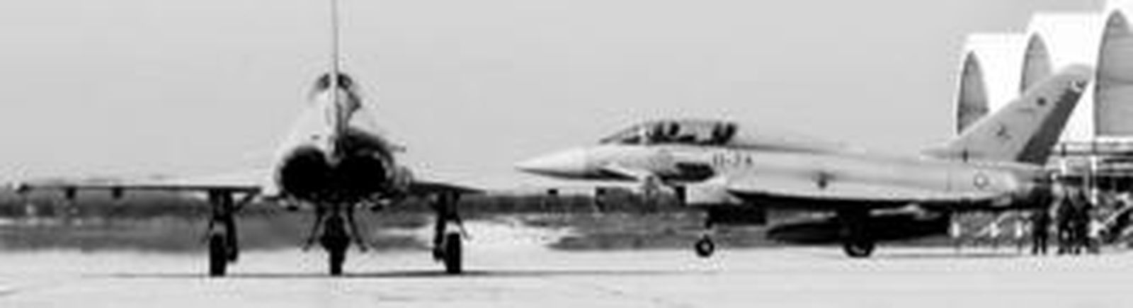 4. Las banderas de los cuatro países y de la OTAN. 5. El coronel Machés muestra los motores del Eurofighter.