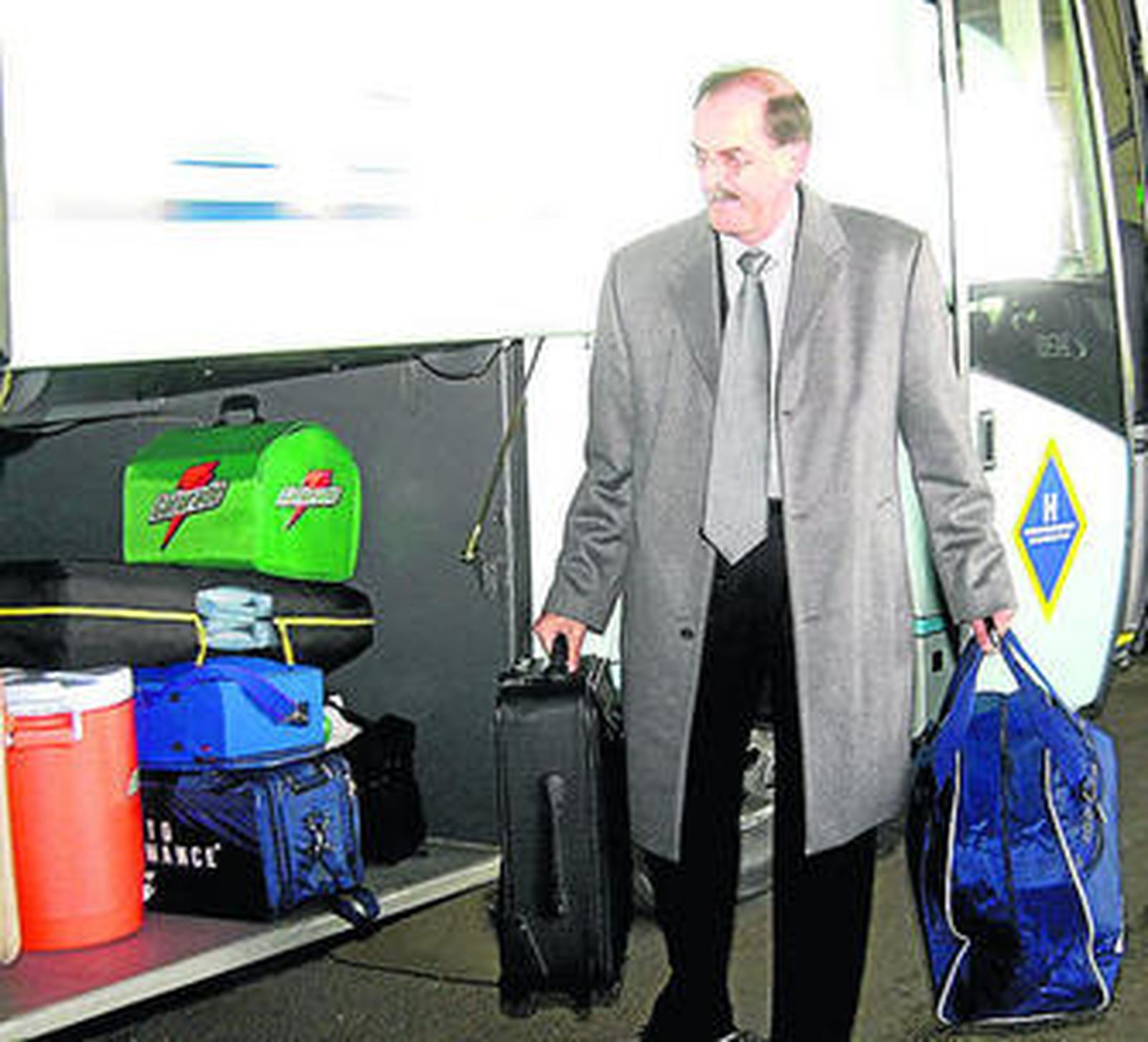 Sergio Kresic, cargando con unas maletas.