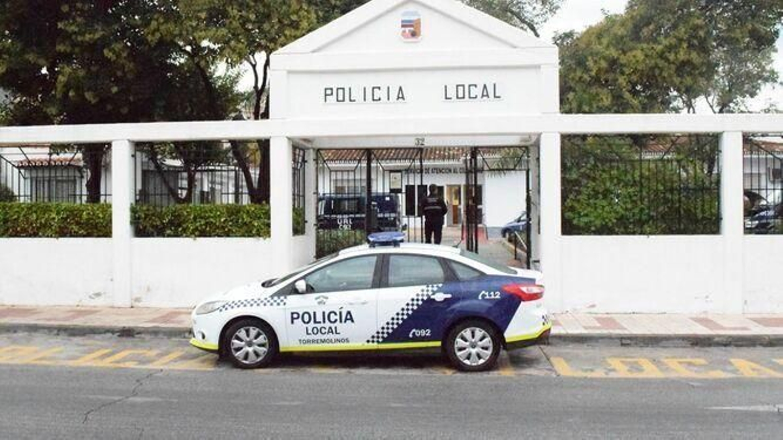 La Policía Local de Torremolinos libera a un gato atrapado durante horas en el motor de un vehículo