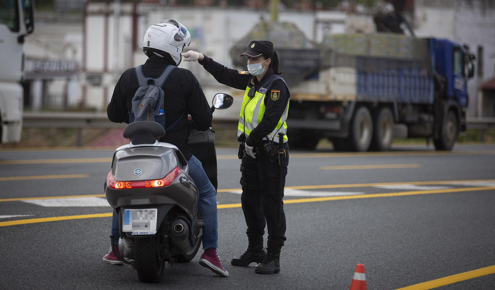 Una agente de la Policía Nacional, en un control a la salida de Sevilla.