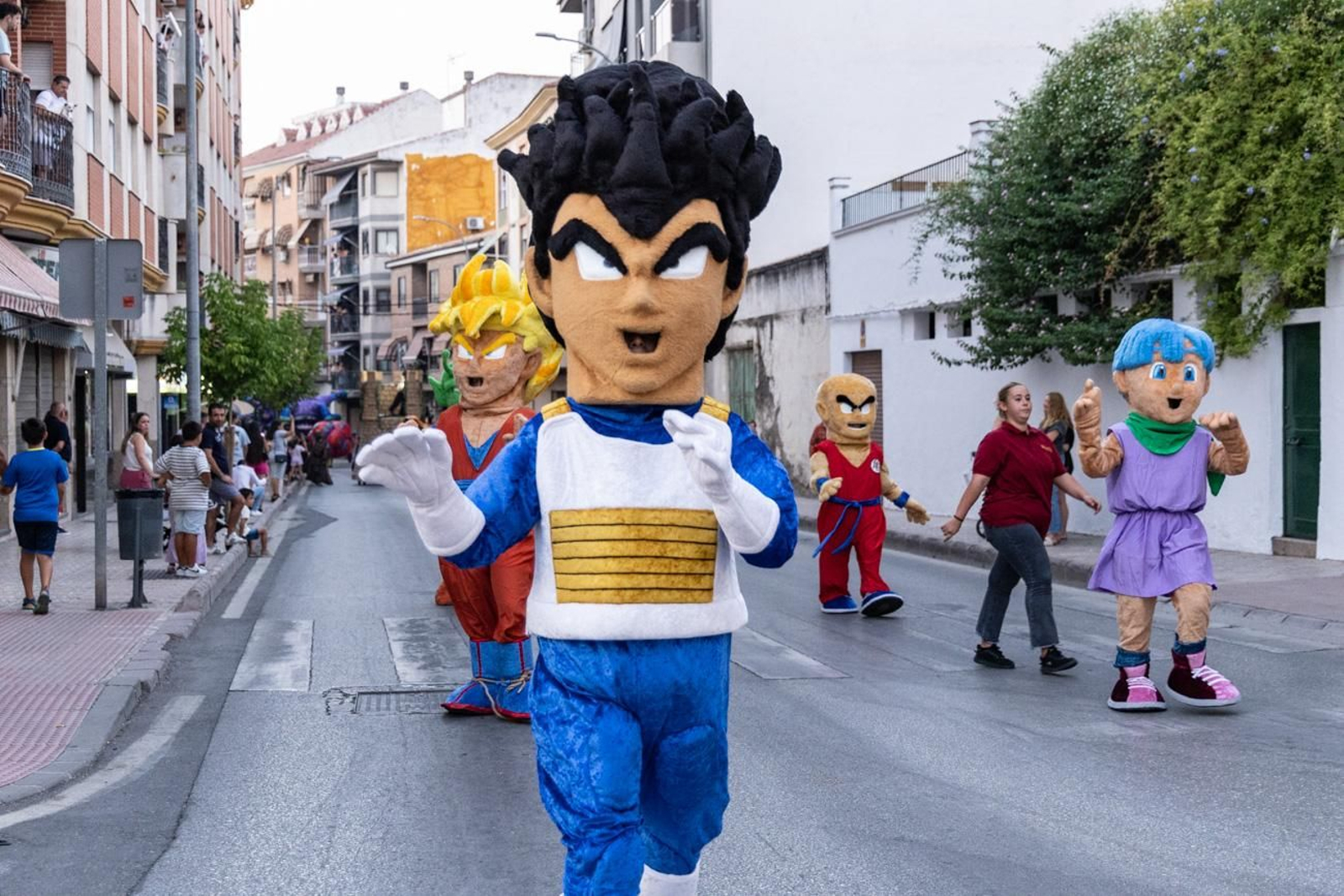 Pasacalles inaugural, fuegos artificiales e iluminación de la portada de feria y del recinto ferial de la Feria de San Bartolomé en Martos