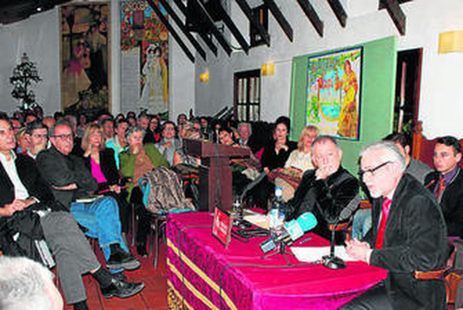 Celebración de una reciente tertulia en El Pimpi.