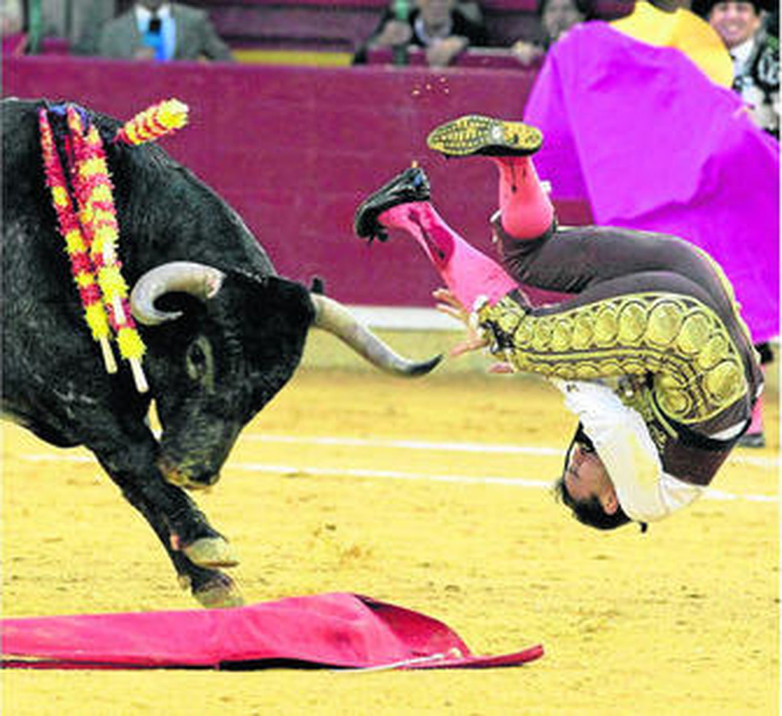 Rafaelillo, cogido por su segundo toro, al que lidió con una costilla fracturada.