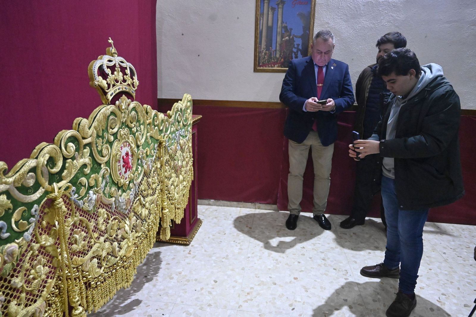 Las mejores fotos de la presentación de la bambalina trasera del palio de la Virgen de la Esperanza de Córdoba