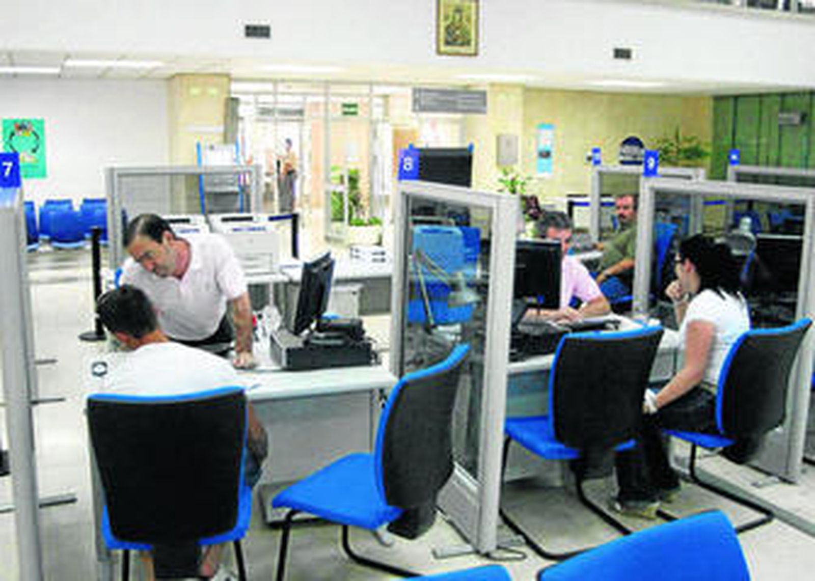 Contribuyentes consultado sobre la declaración de la Renta en la Delegación de Hacienda de la capital.