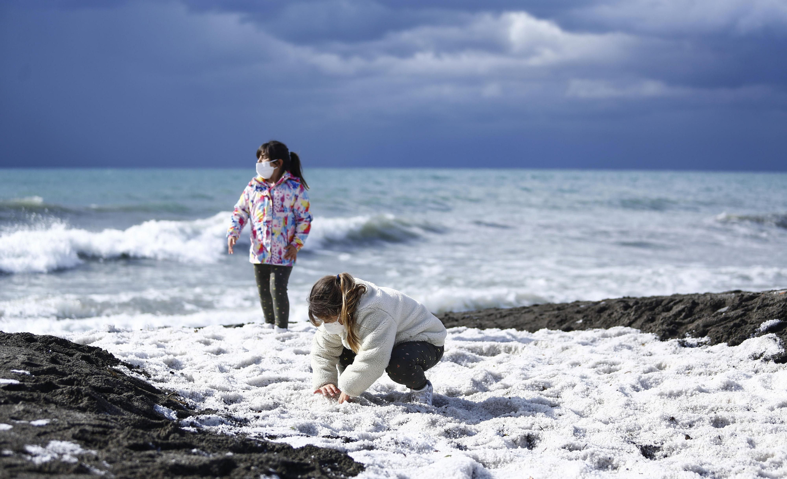 La granizada en la playa de Benajarafe, en fotos
