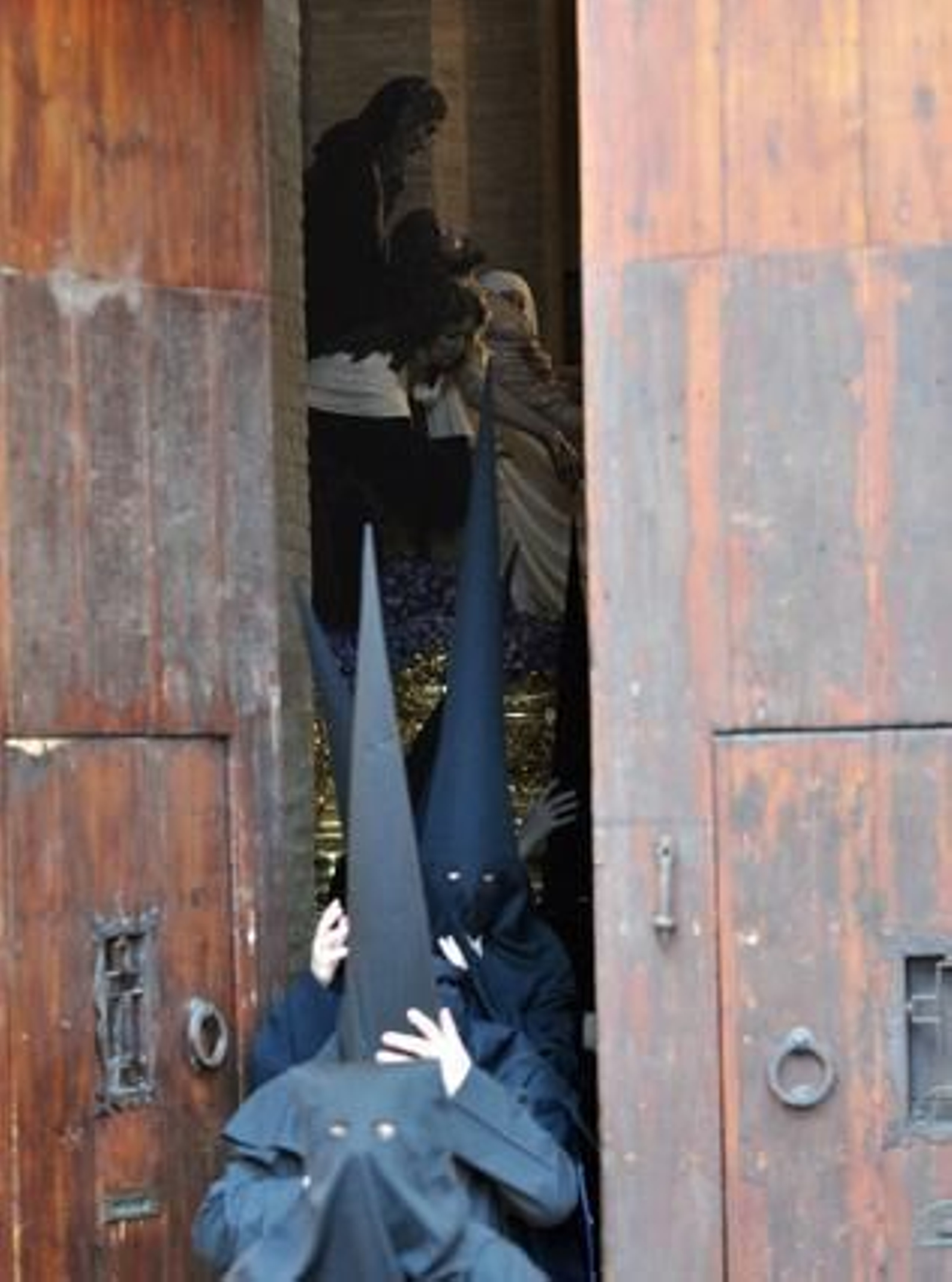 El paso de Santa Marta a través de la puerta de la parroquía.

Foto: Manuel Gómez