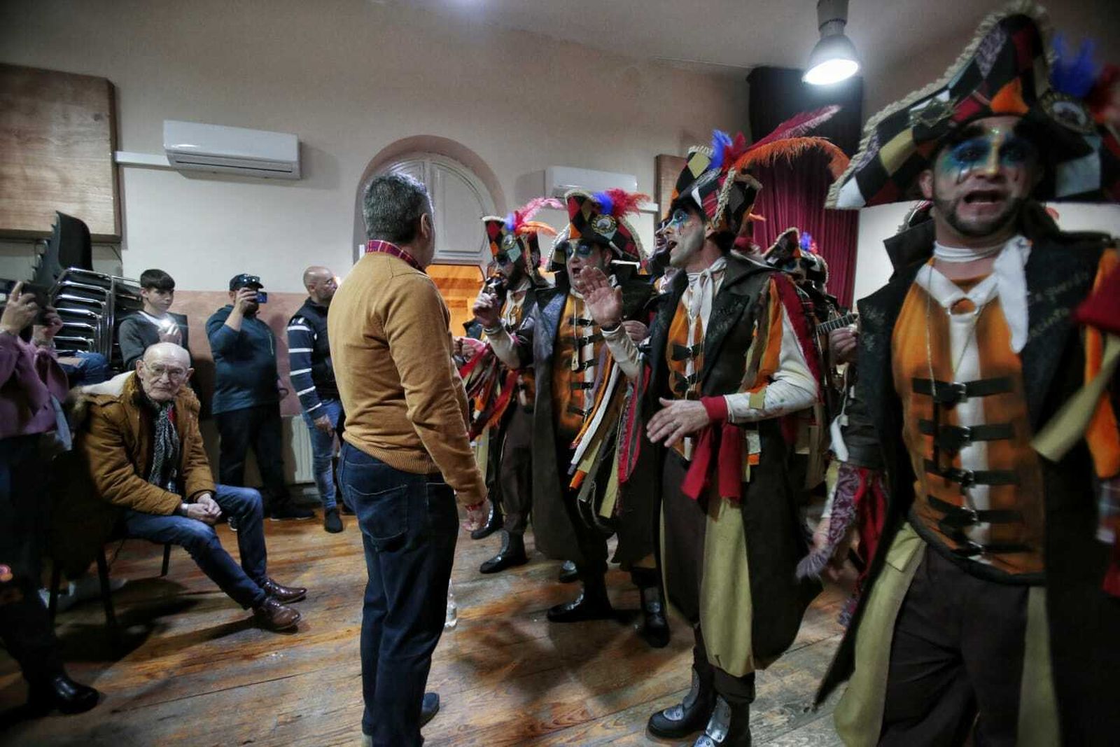 Pedro de los Majaras en camerinos con la comparsa 'Los Majaras'.