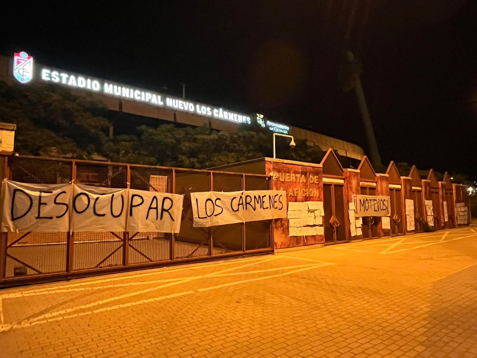 La puerta de la afición de Los Cármenes empapelada con los mensajes protesta