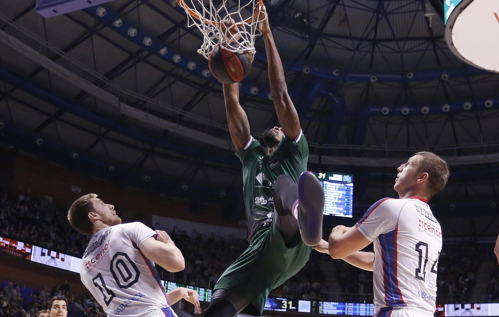 Frank Elegar realiza un mate espectacular.