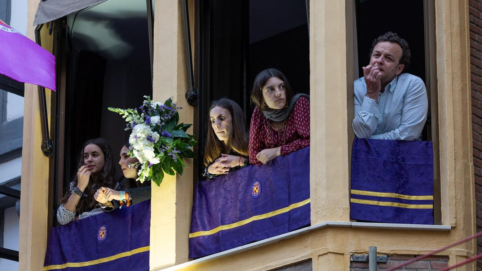 Los cofrades se rinden ante los grandes pasos de misterio del Lunes Santo