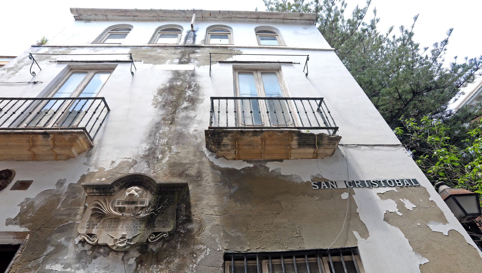 La lápida en cuestión con las señales del agua que cae de un caño superior que se ha roto.