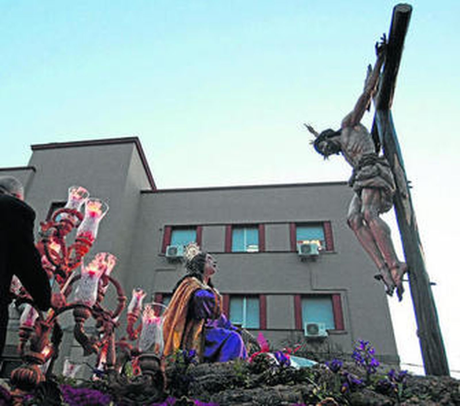Imagen del Cristo de la Misericordia en procesión hacia el centro de la ciudad, el Viernes Santo.