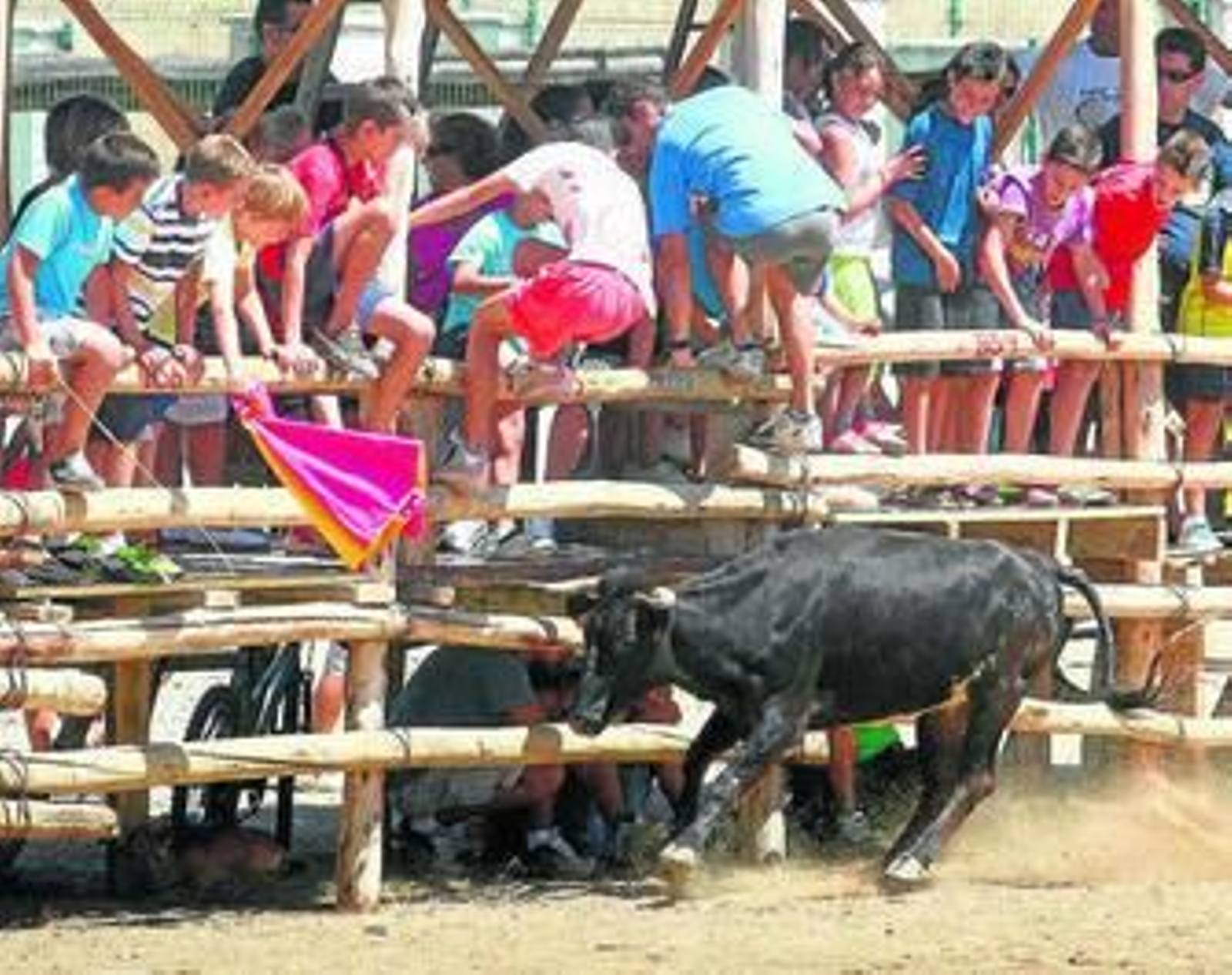El municipio cierra sus tradicionales capeas con éxito de público