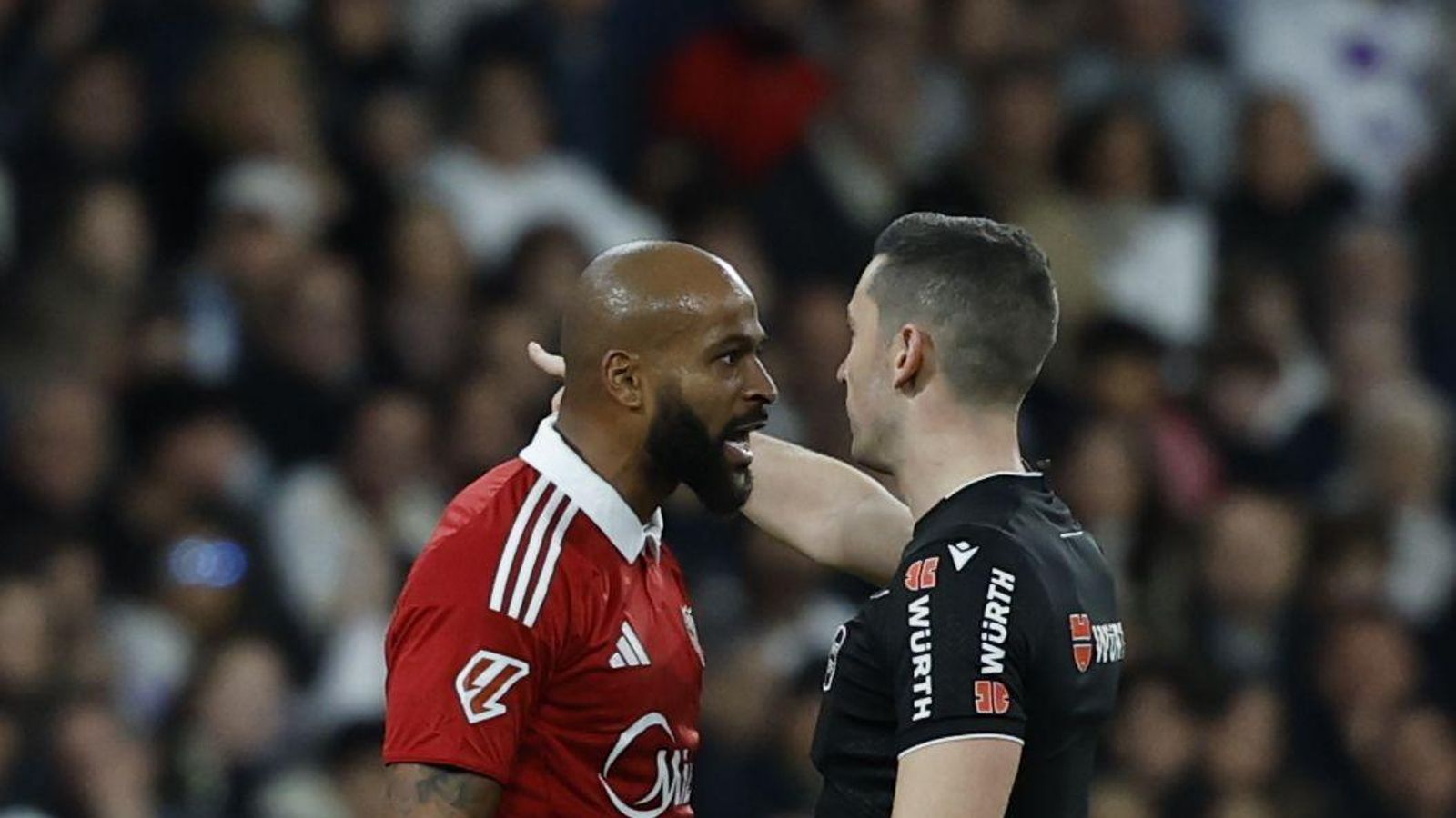 Marcao le recrimina a Muñiz Ruiz su expulsión.