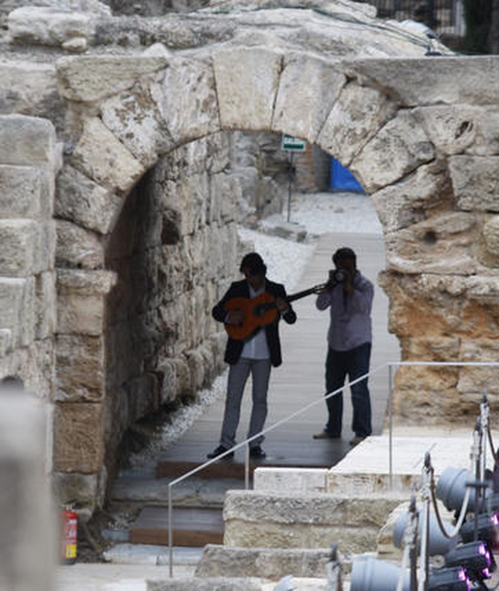 Las gradas del coliseo estrenaron aforo ante unos 400 invitados a un acto simbólico como la guitarra de Daniel Casares y el predicado de Carlos Álvarez como reclamo

Foto: Sergio Camacho