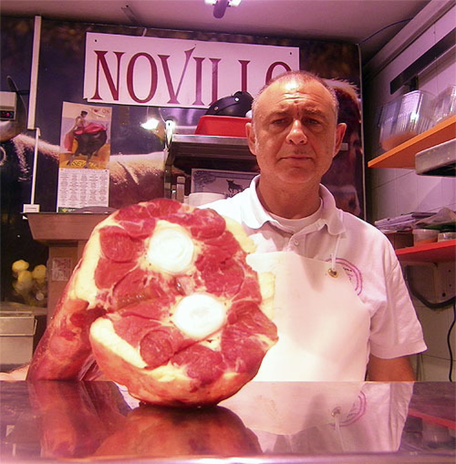 Emilio Elena con una cola de toro en su puesto del mercado de Triana