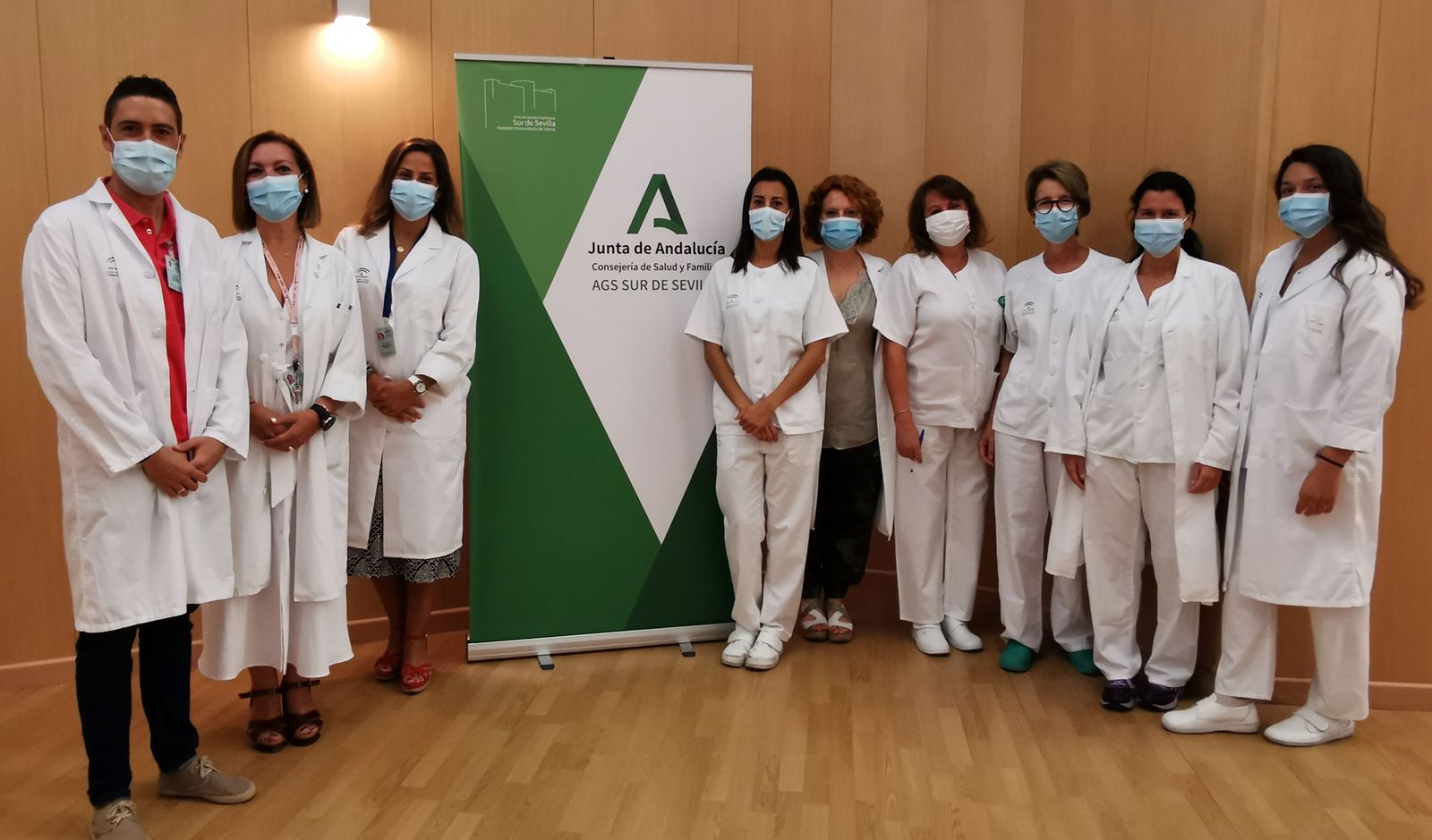 Algunos de los representantes y referentes de la vacunación Covid en el Área de Gestión Sanitaria Sur de Sevilla, acompañadas de enfermeras encargadas de la administración de las dosis.