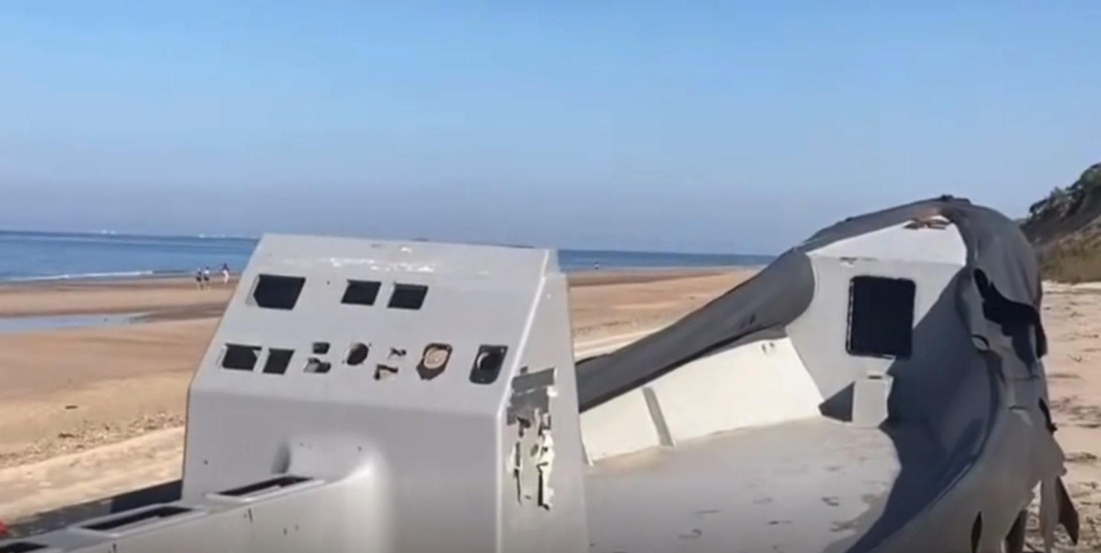 Narcolancha abandonada meses atrás en una playa de Doñana.