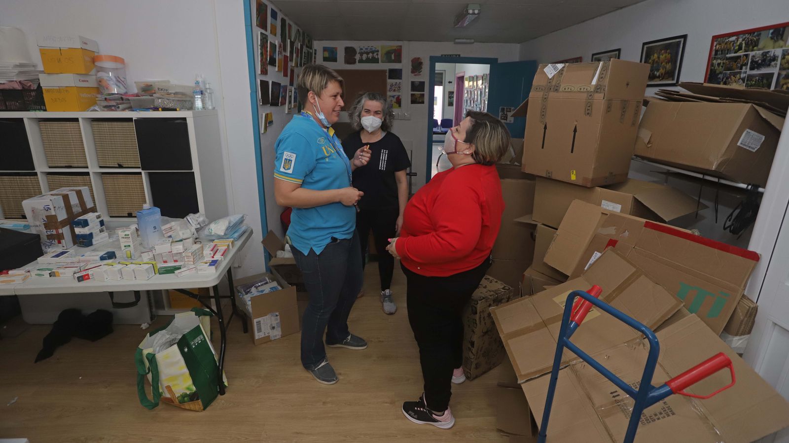 Fotos de la recogida solidaria para Ucrania en el centro Molokai de Algeciras