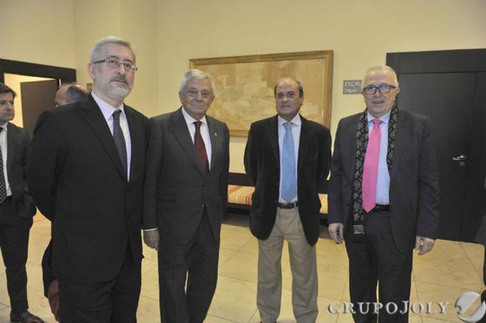 Antonio Ávila, ex consejero de Economía; Francisco Herrero, presidente de la Cámara de Comercio de Sevilla; Antonio Ponce, presidente del Consejo de Cámaras de Andalucía, y José Sánchez Maldonado.

Foto: Juan Carlos Vázquez / Manuel Gómez