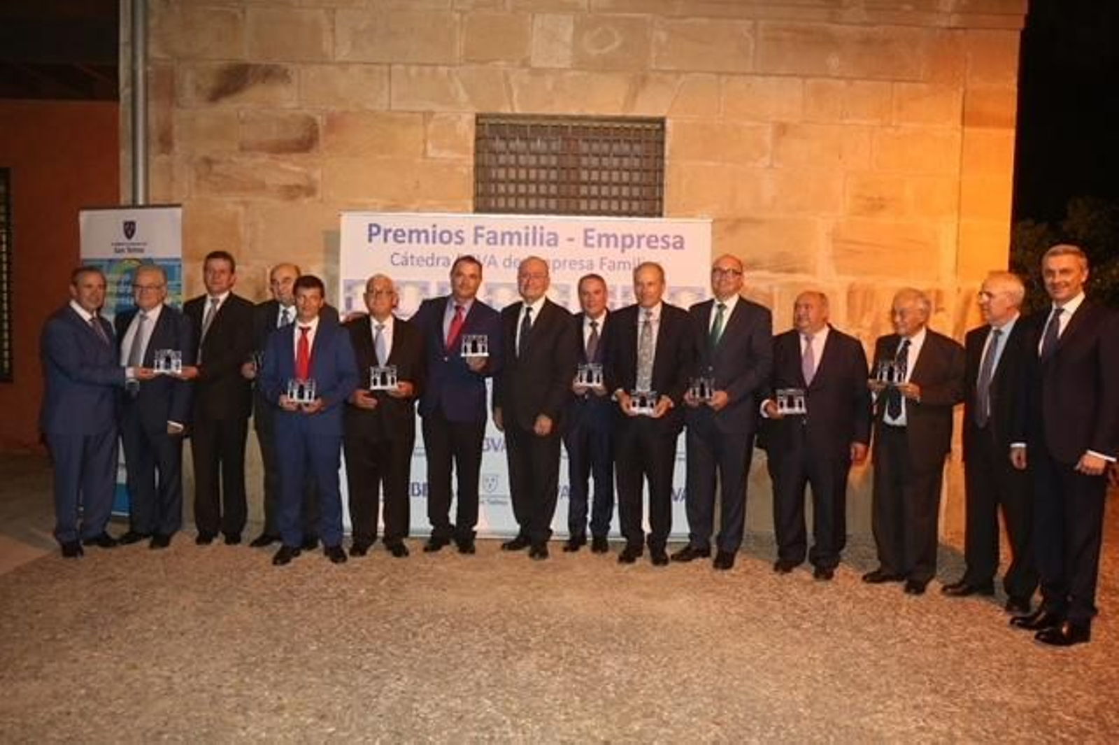 Fotografía de familia de los premiados con los directivos de San Telmo, BBVA y el alcalde de Málaga