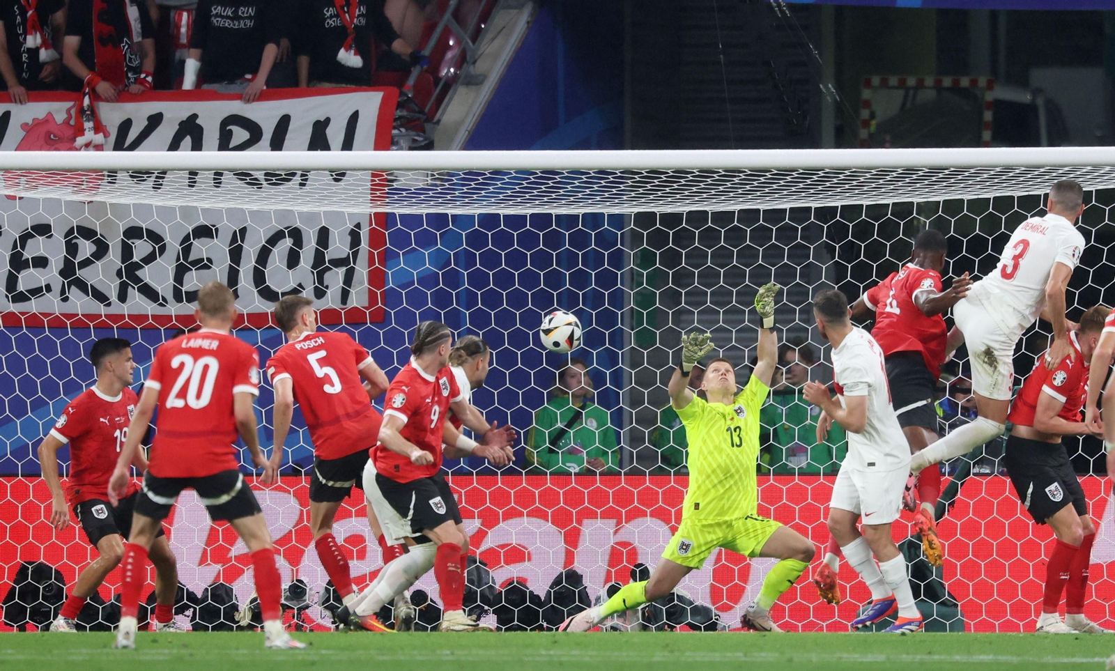 Demiral hace uno de sus dos goles a Austria.