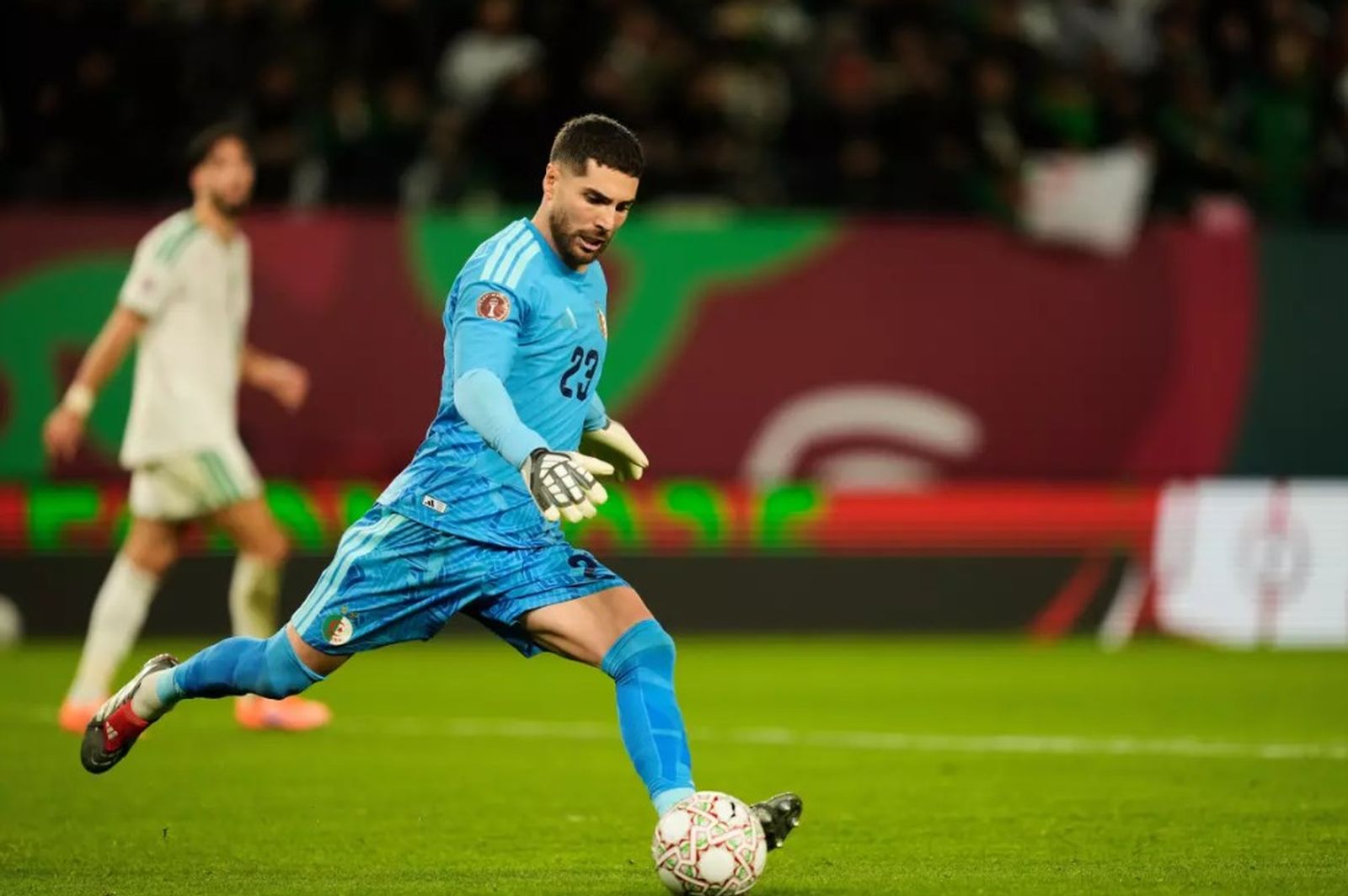 Luca Zidane sacando el balón durante un partido de la Copa África